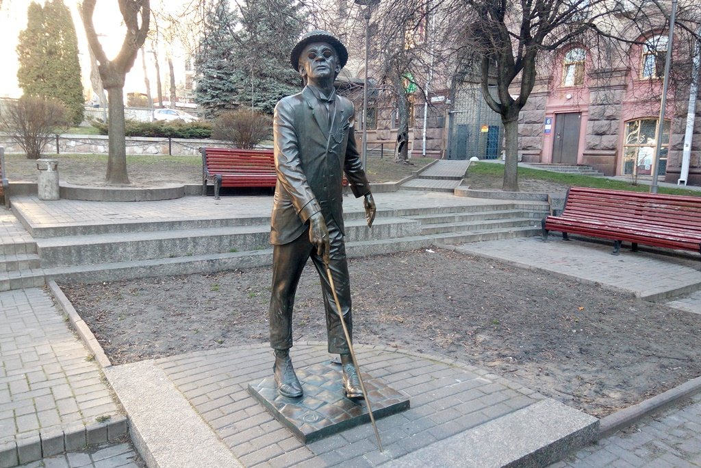 Памятник Паниковскому в Киеве