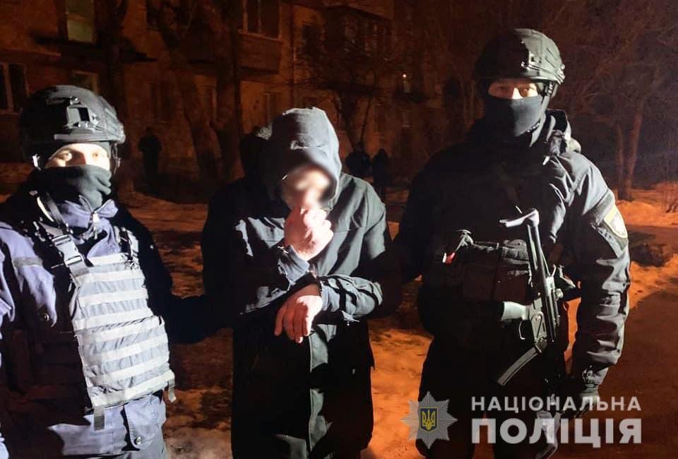 Вытащили водителя из салона: под Киевом вооруженные отец и сын угнали авто, - ФОТО, ВИДЕО
