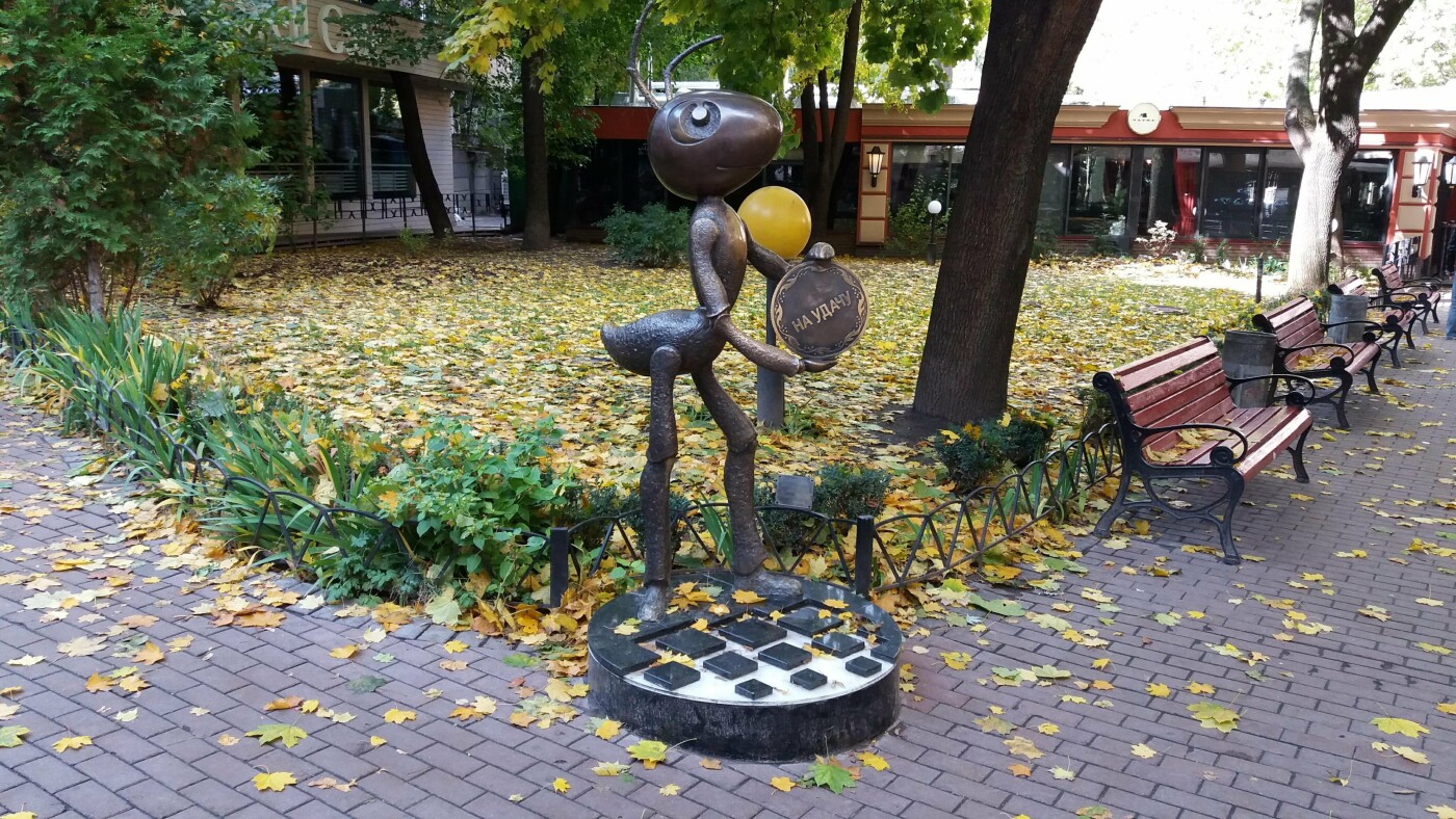 Скульптура муравья в Киеве
