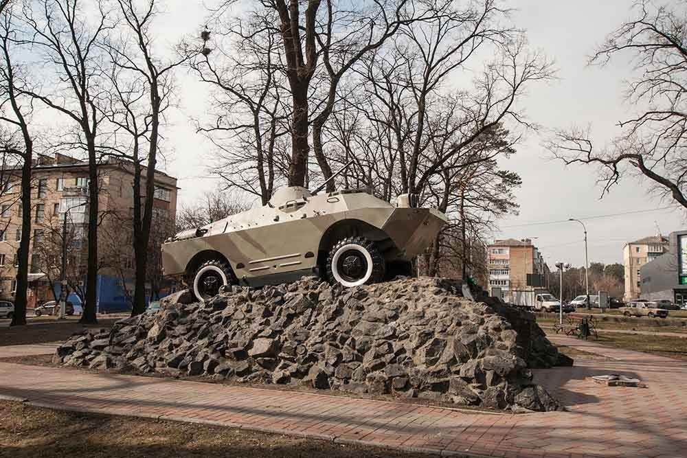 В Бучі окупант вступив в бій з пам'ятником афганцям, - ВІДЕО
