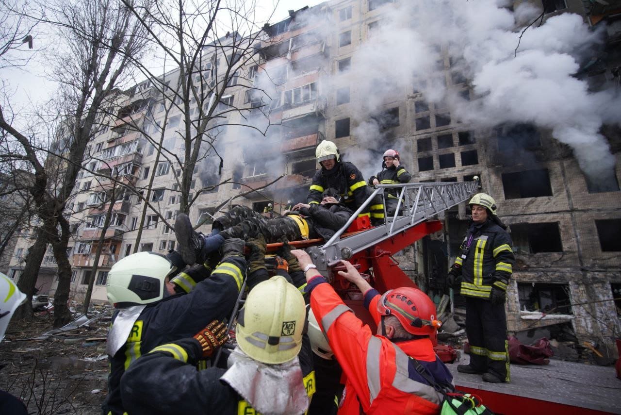 В Києві на Оболоні обстріляли багатоповерхівку: 11 людей постраждали, 2 загинули