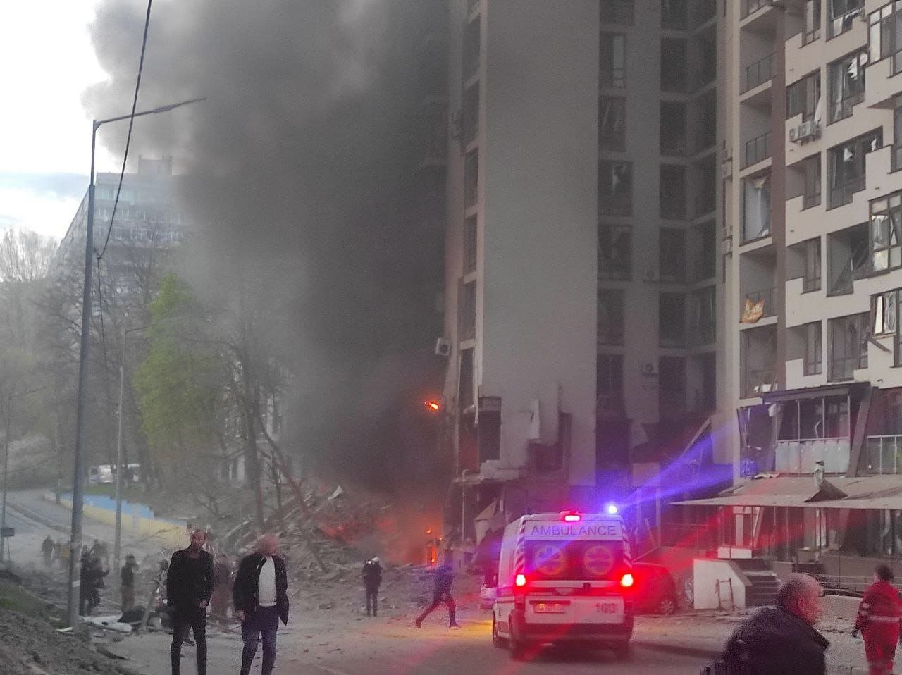 Ракетний обстріл Києва: частково зруйнований 25-поверховий будинок. Врятовано 5 осіб, постраждали - 10