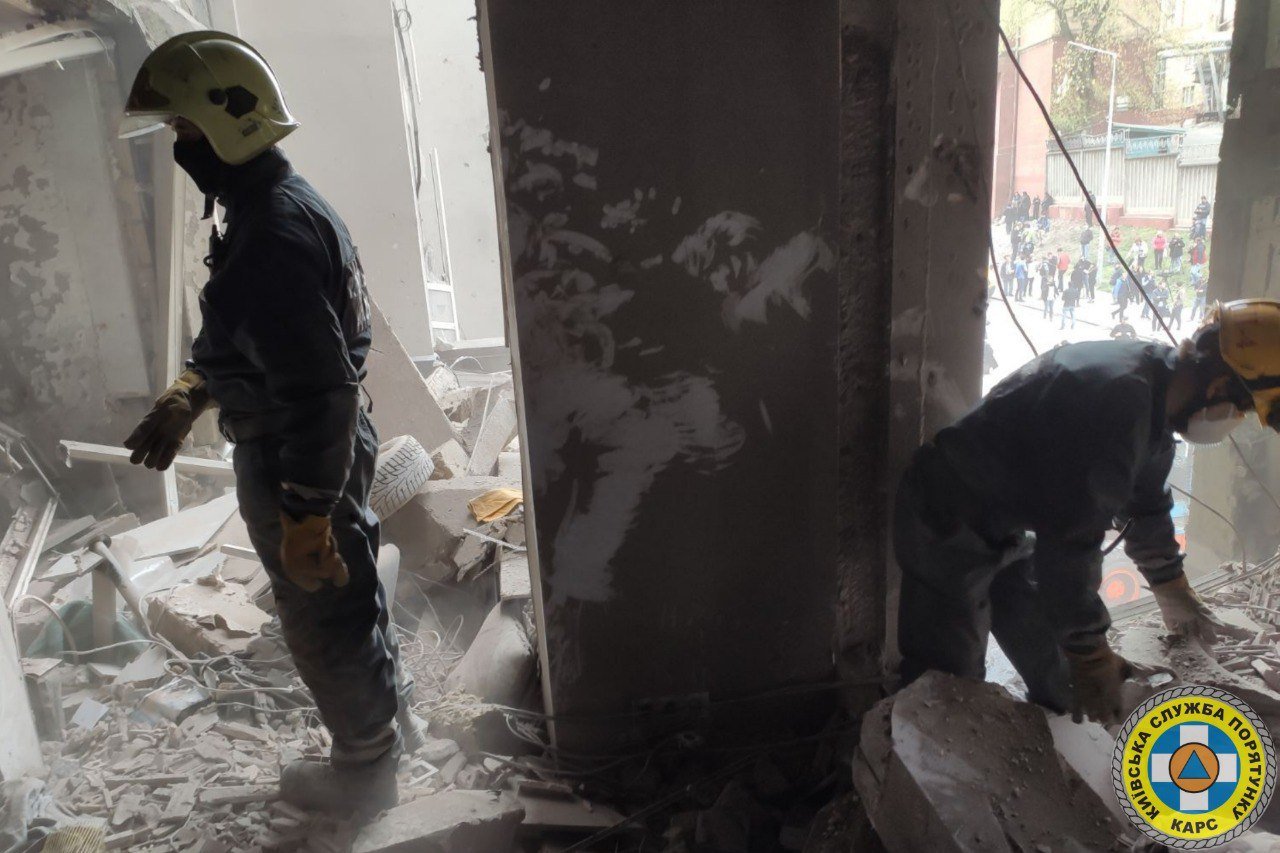 Рятувальники та комунальники ліквідовують наслідки влучання ракети в житловий будинок