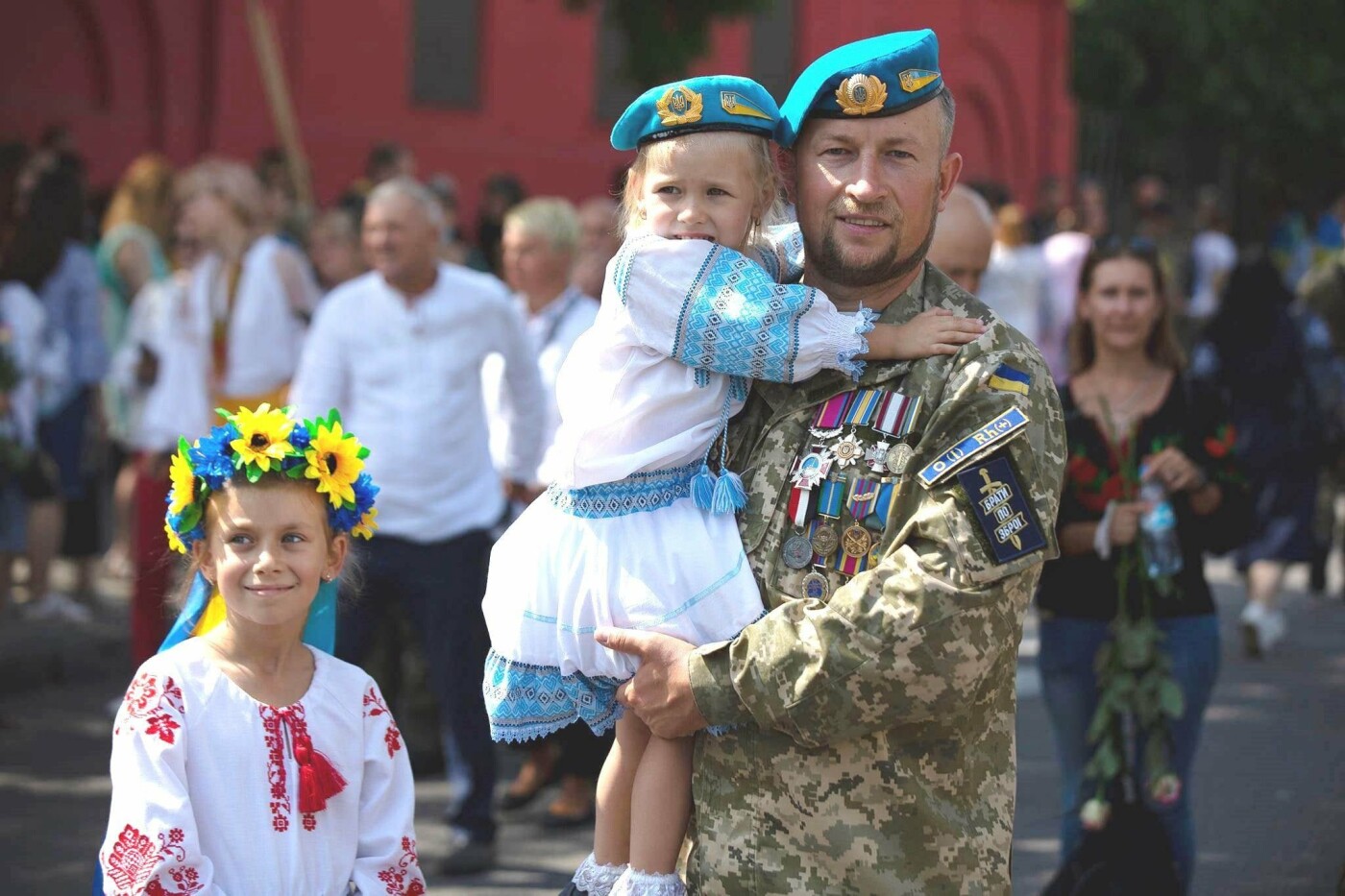 На фото Герой України Руслан Боровик разом з доньками