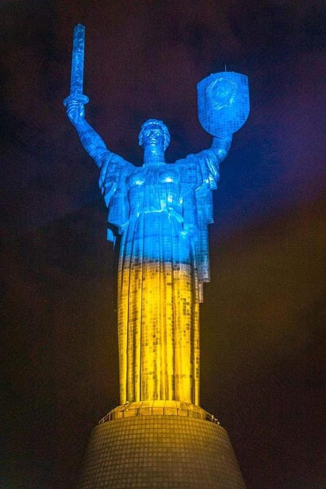 У Києві підсвітили кольорами прапора монкмент "Батьківщина-мати"