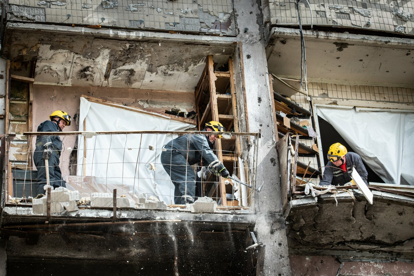 Рятувальники КАРС проводять аварійно-рятувальні роботи у Дарницькому районві Києва