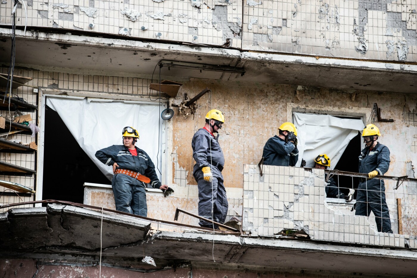Рятувальники КАРС проводять аварійно-рятувальні роботи у Дарницькому районві Києва
