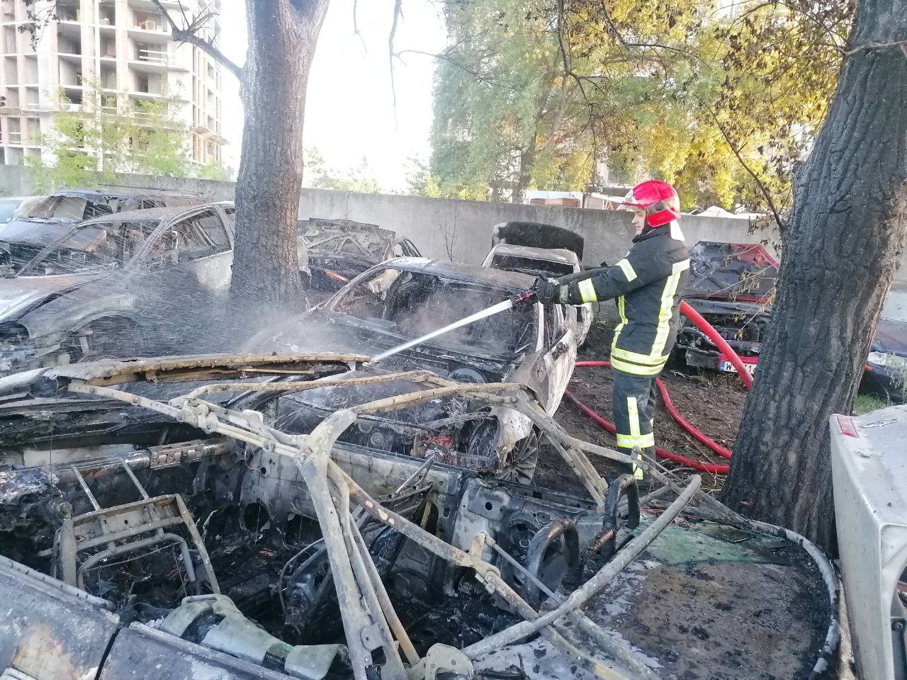 У Києві на штрафмайданчику згоріли автівки