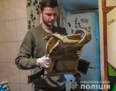 У Києві чоловік викрав з автівки військової речі