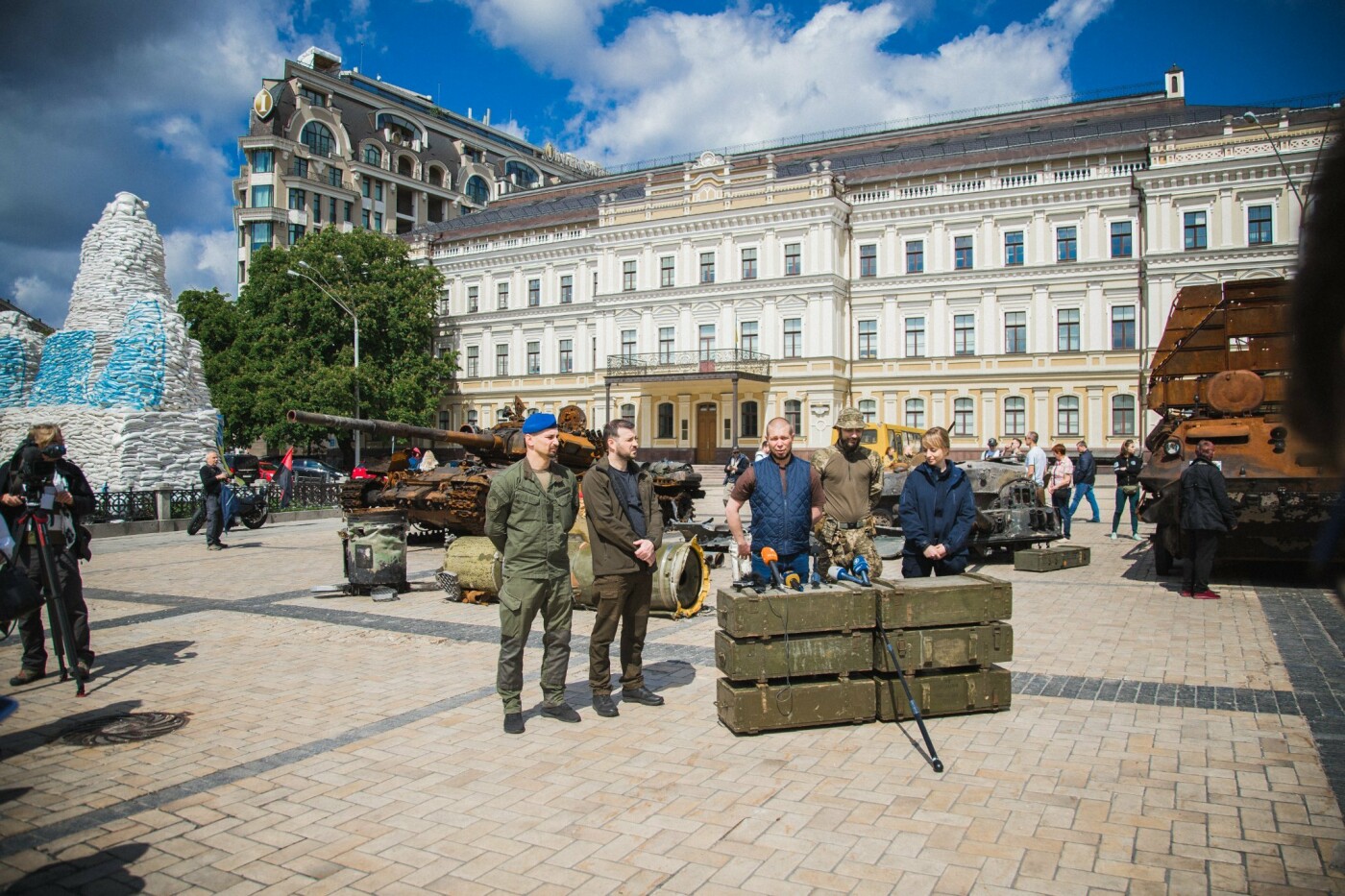 У Києві на Миїхайлівській площі відкрили виставку знищеної російської техніки