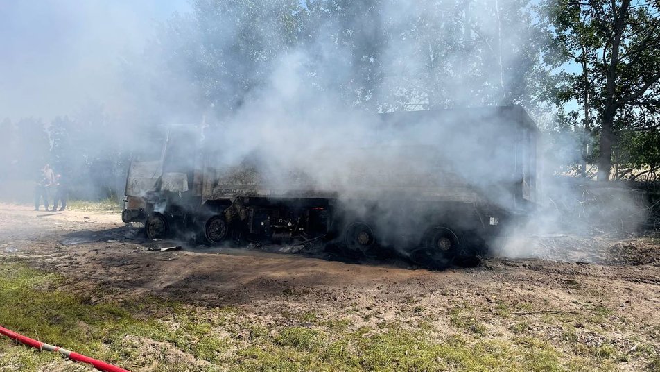 На Київщині під Макаровим на дорозі підірвалася вантажівка