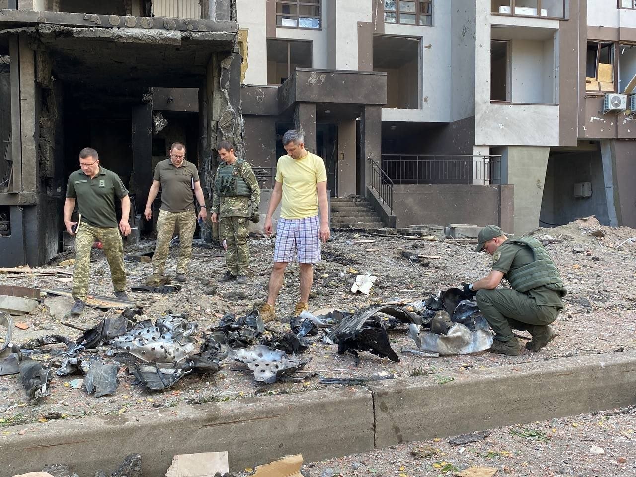 З-під завалів дістали 7-річну дівчинку: наразі рятують її маму, - ФОТО, ВІДЕО