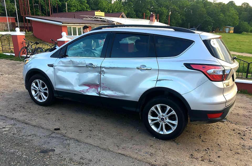 На Київщині нетверезий водій збив двох неповнолітніх та в'їхав у припарковане авто