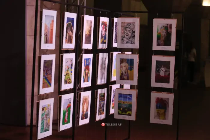 У київському метро відкрили виставку дитячих малюнків про війну