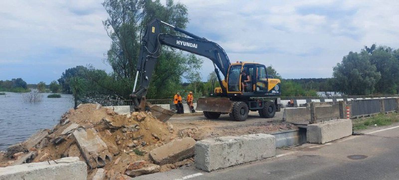 На Київщині розпочали відновлювати міст, який був зруйнований внаслідок влучання блискавки