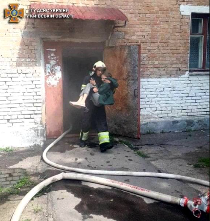 На Київщині сталася пожежа в багатоповерхівці: одна людина загинула, а вісім – евакуювали