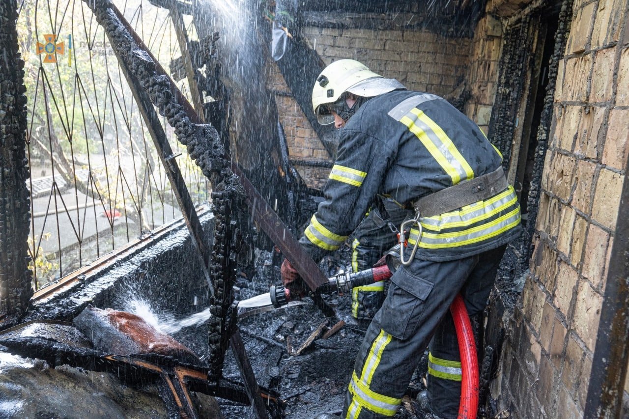 У Києві під час пожежі в багатоповерхівці врятували 10 осіб, зокрема чотирьох дітей