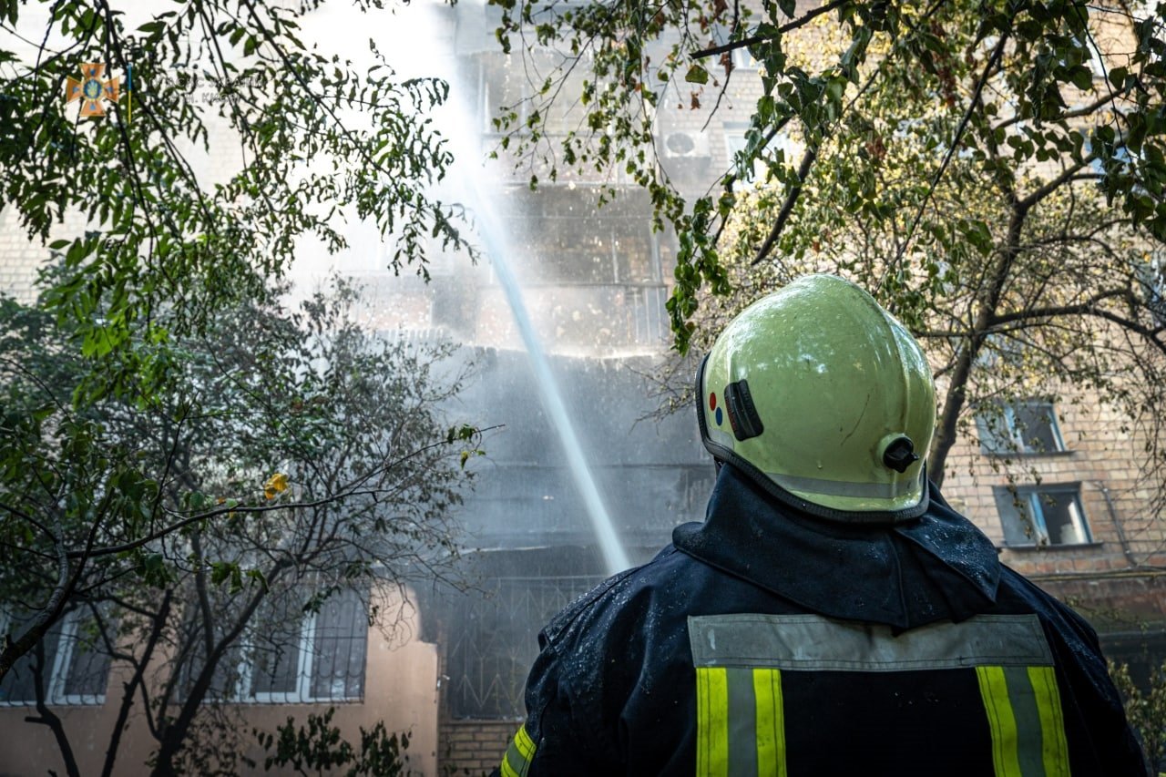 У Києві під час пожежі в багатоповерхівці врятували 10 осіб, зокрема чотирьох дітей