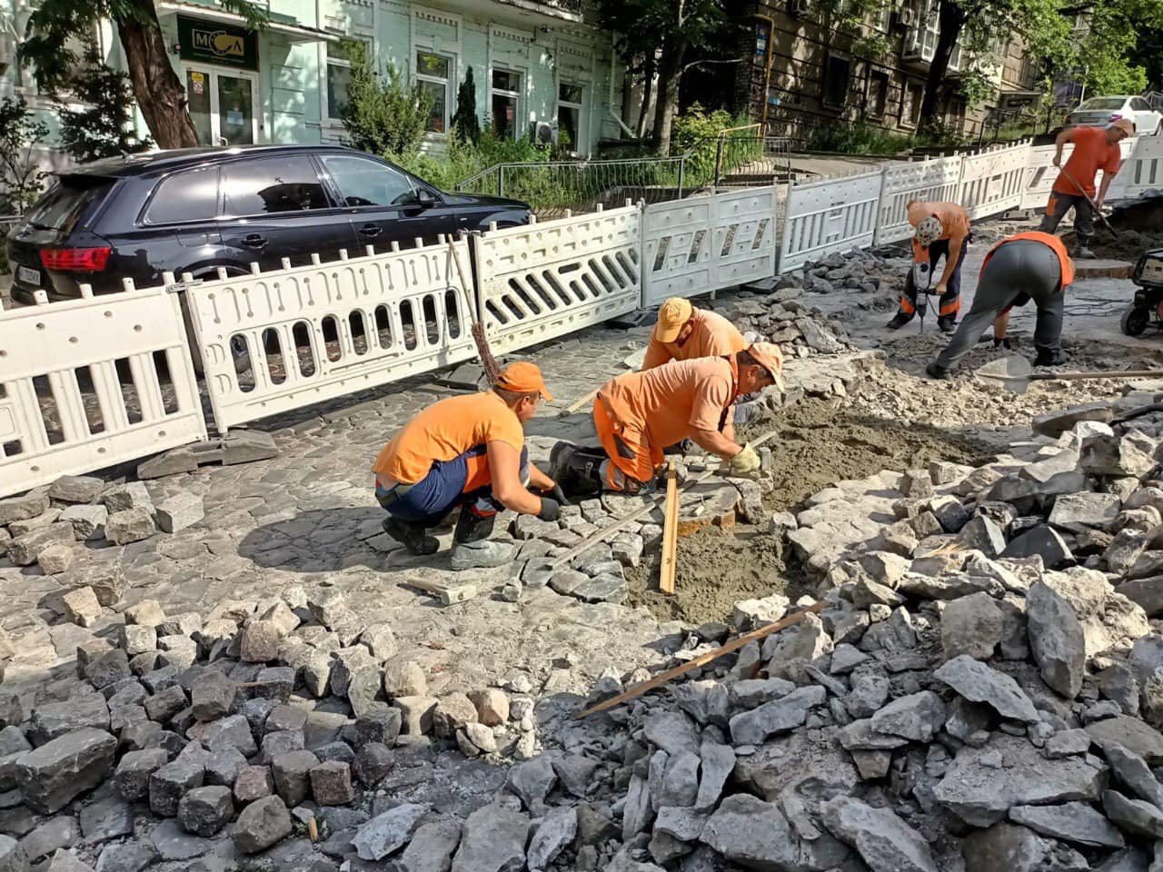 У Києві на Шовковичній ремонтують дорожнє покриття