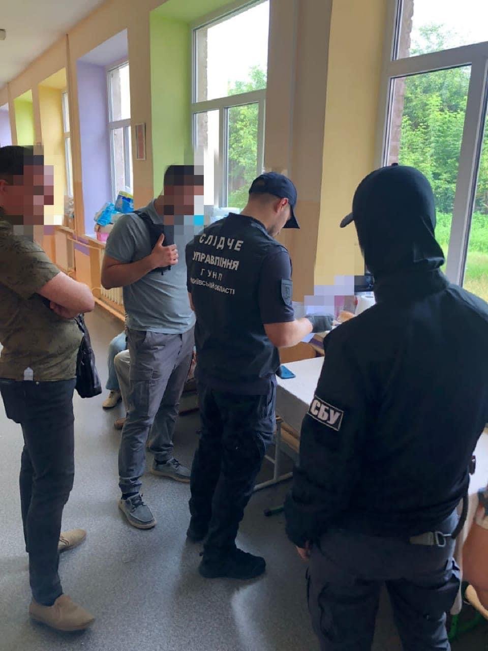 На Київщині затримали експосадовицю, яка нібито збирала гроші на допомогу добровольцям