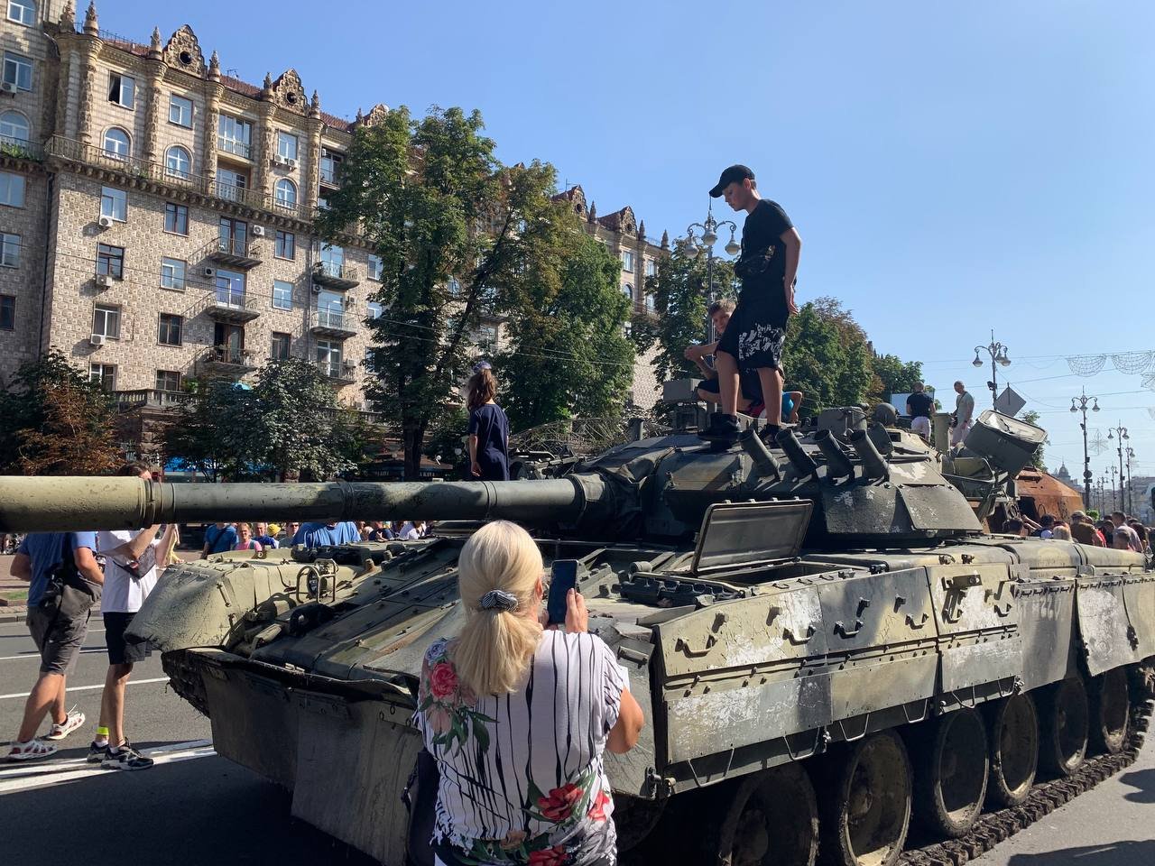 На Хрещатику у Києві виставили розбиту російську техніку