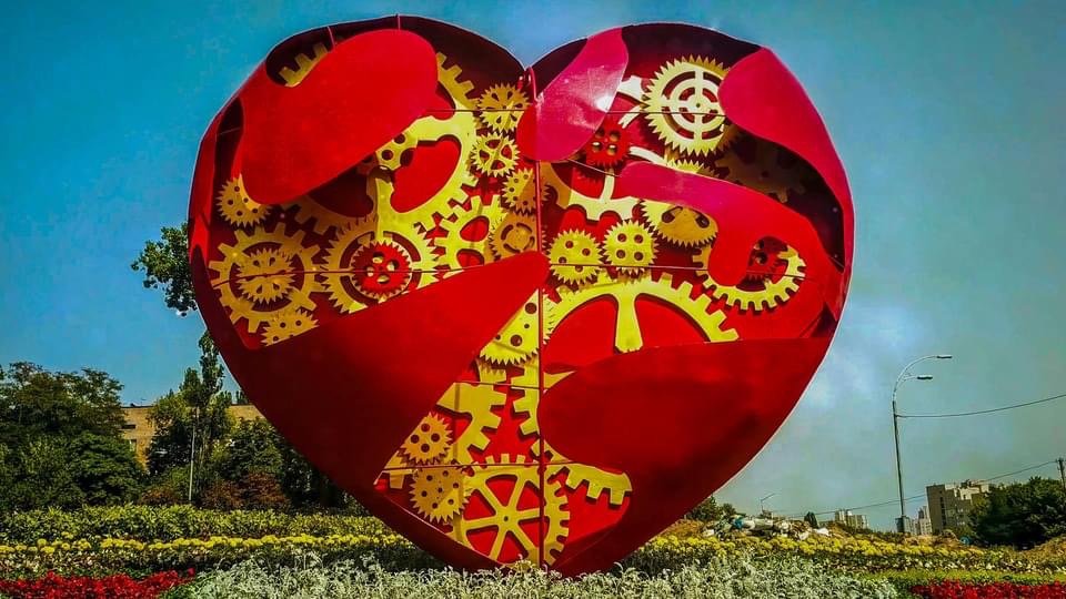 У столиці озеленювачі створили квіткову патріотичну композицію «Моє серце – Україна»