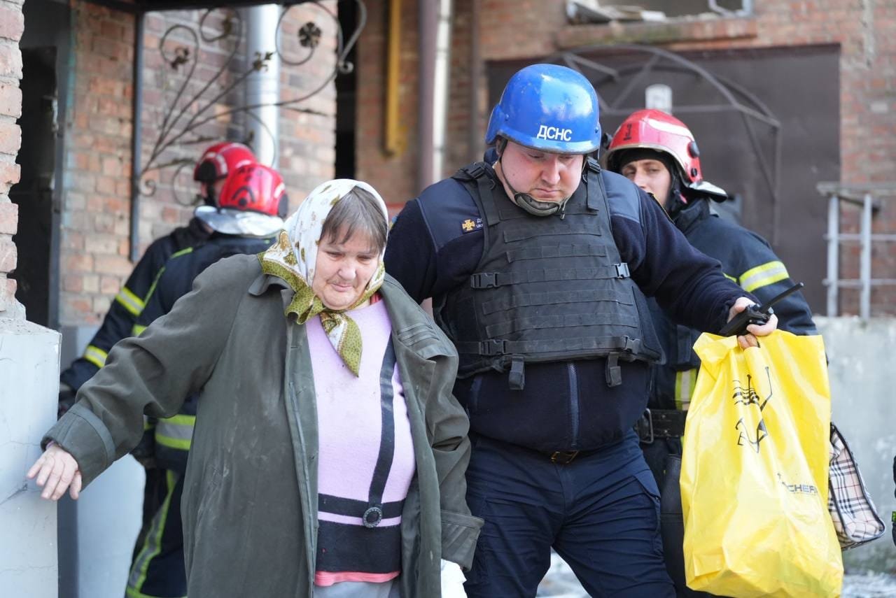 ДСНСники ліквідовують наслідки ворожих обстрілів у Києві