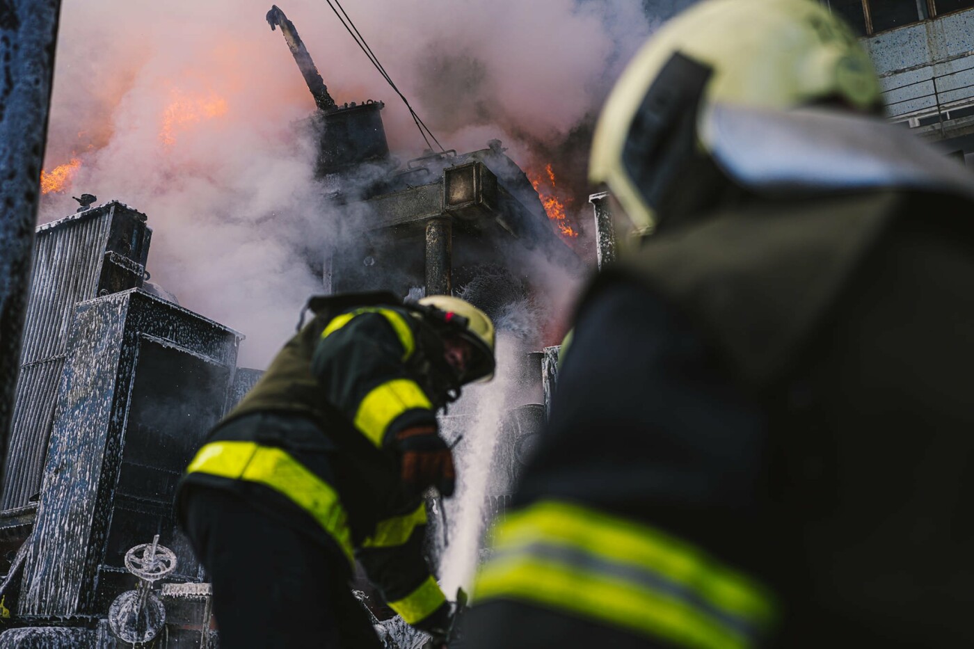 Рятувальники ліквідовують наслідки обстрілів у Києві