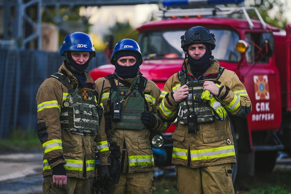 Рятувальники ліквідовують наслідки обстрілів у Києві