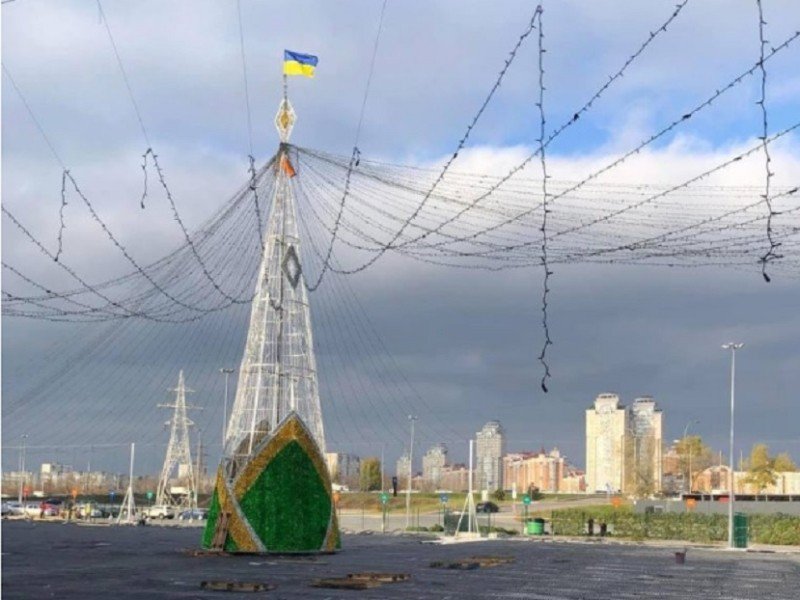 У Києві почали встановлювати новорічні ялинки