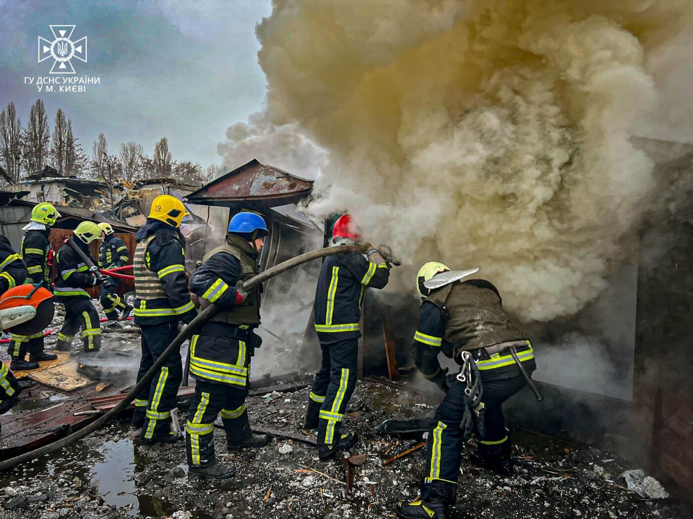 Рятувальники ліквідовують наслідки ракетних обстрілів у Києві