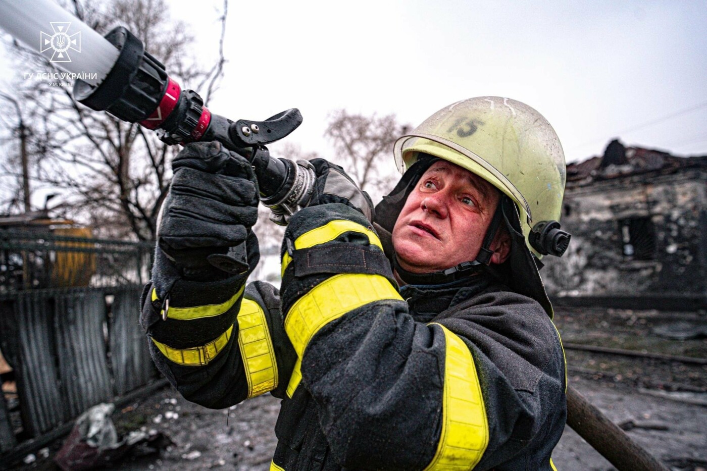 Рятувальники ліквідовують наслідки ракетних обстрілів у Києві