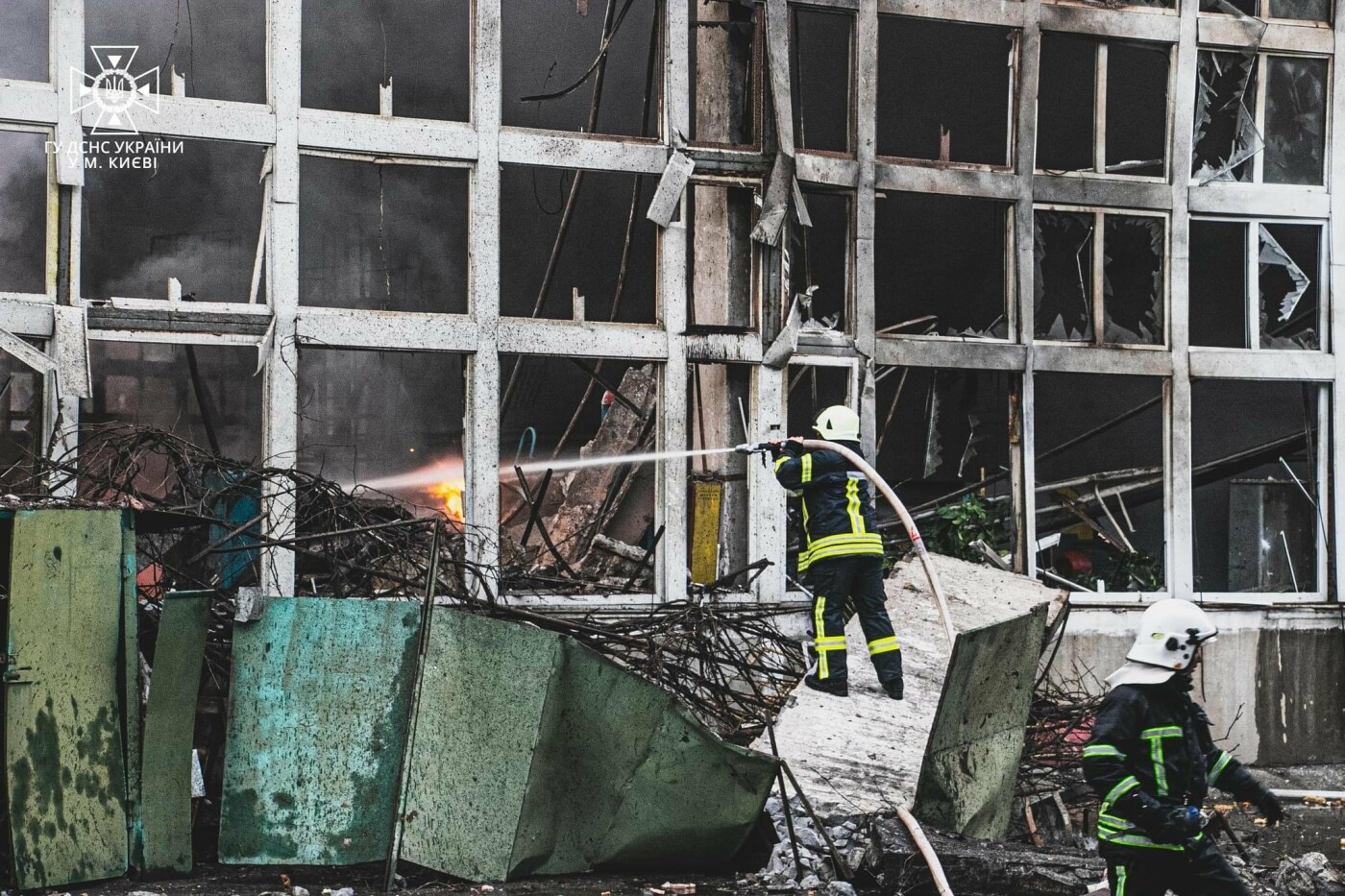Спасатели ликвидируют последствия ракетных обстрелов в Киеве