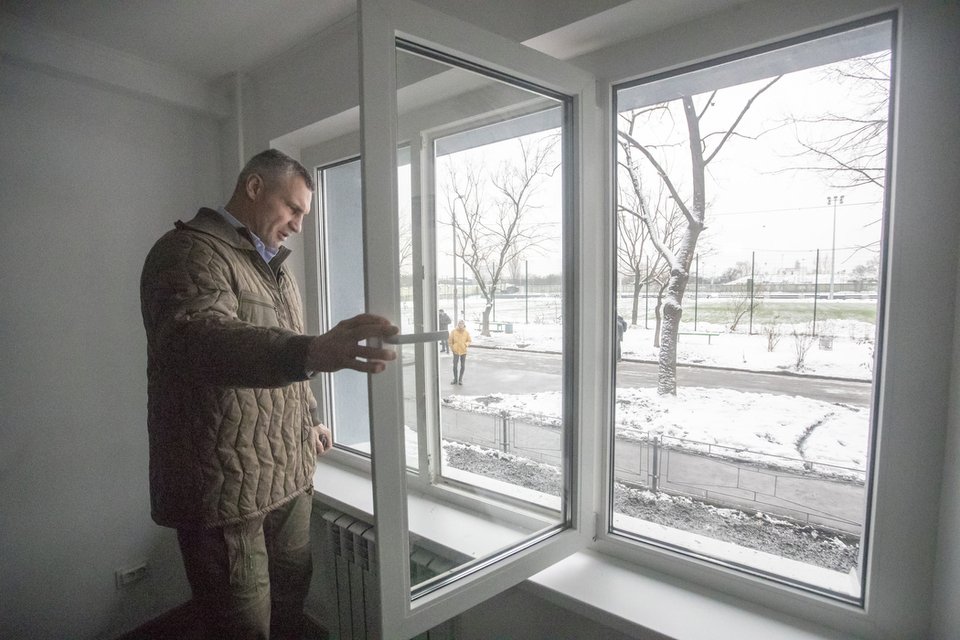 Мер Києва показав відновлені будинки, які були пошкоджені ворожими обстрілами