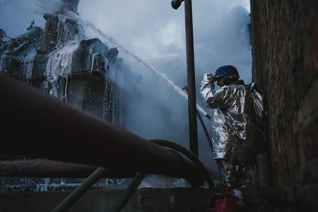 Рятувальники ліквідовують наслідки нічних обстрілів Києва ворожими БПЛА