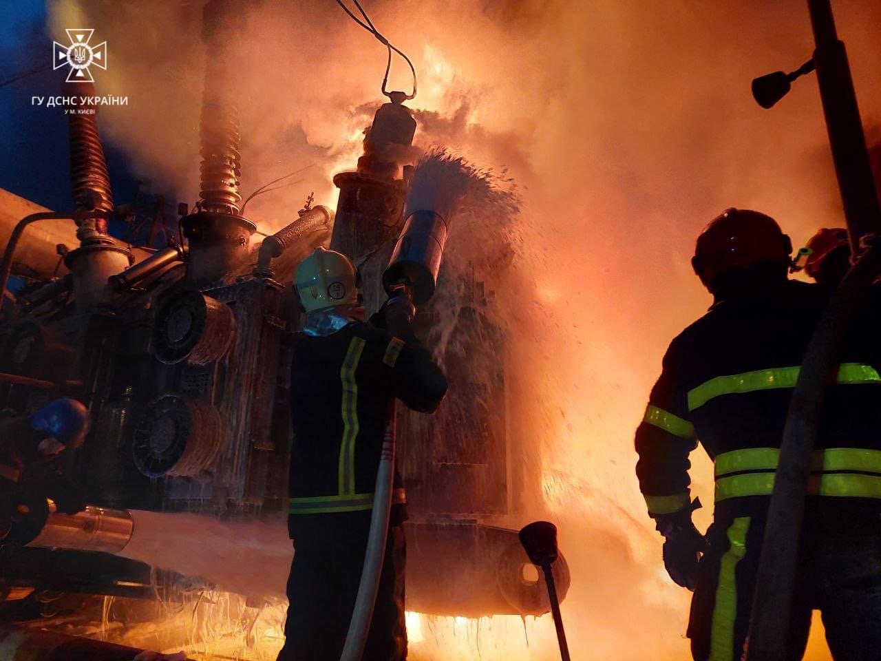 Рятувальники ліквідовують наслідки нічних обстрілів Києва ворожими БПЛА