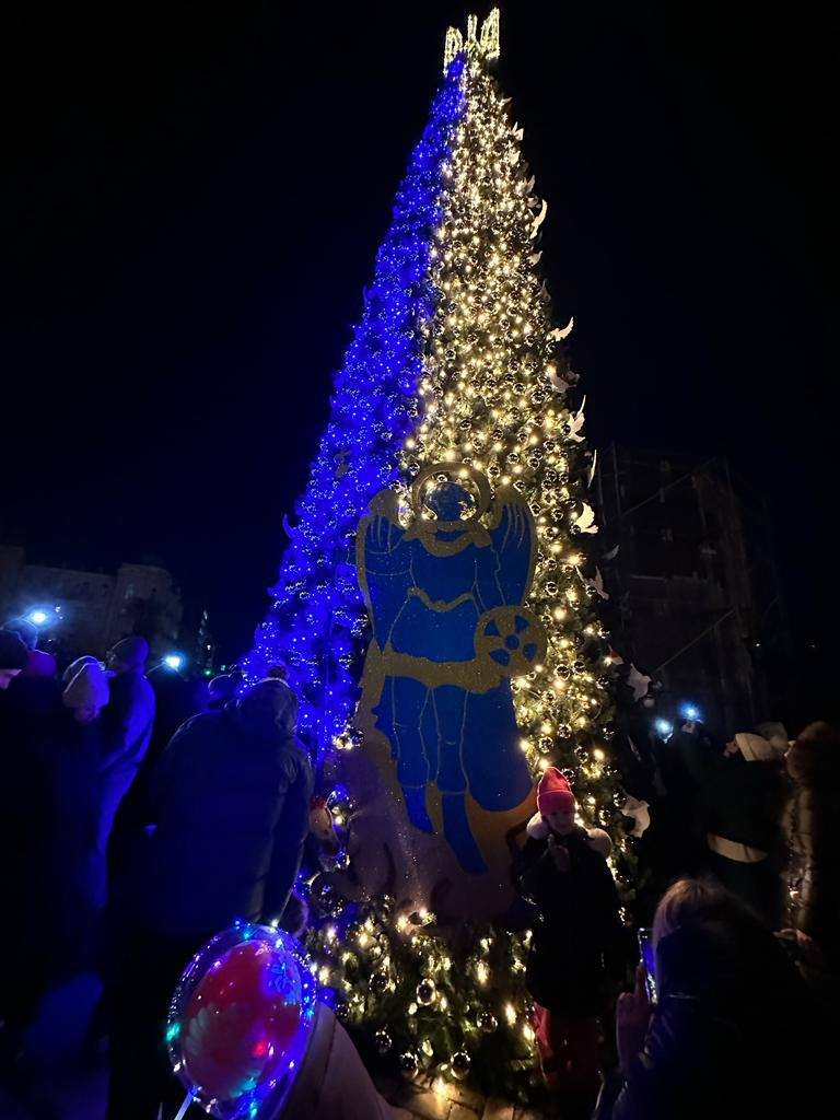 У Києві на Софійській площі запалили головну новорічну ялинку