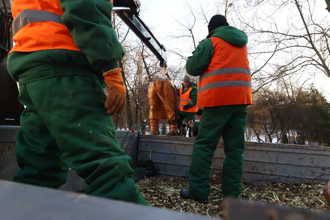 У столиці демонтували пам’ятник радянському льотчику Чкалову