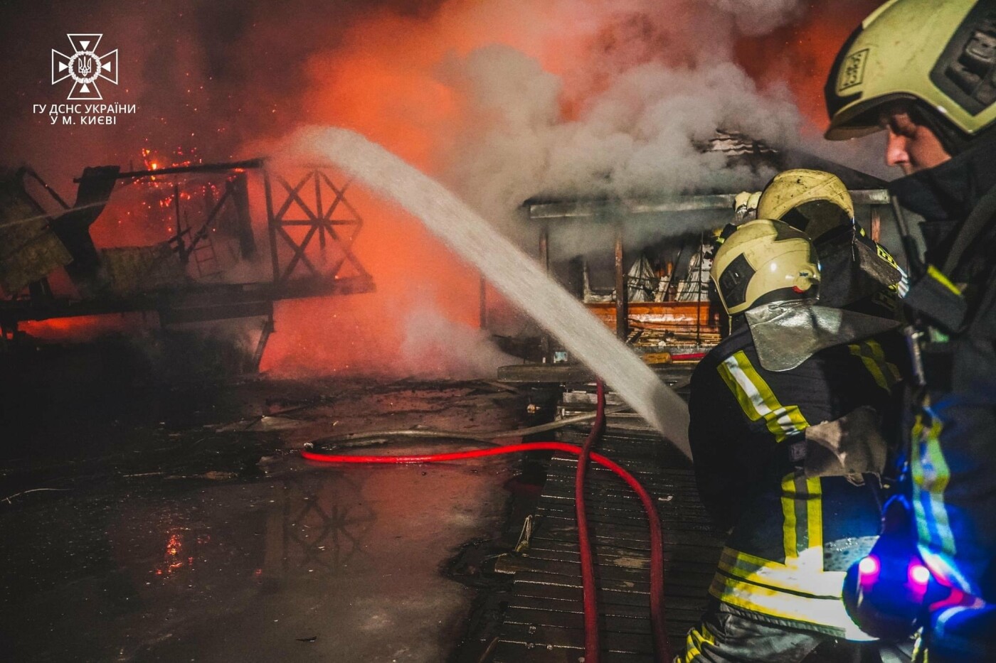 У столиці сталася масштабна пожежа на території Гідропарку