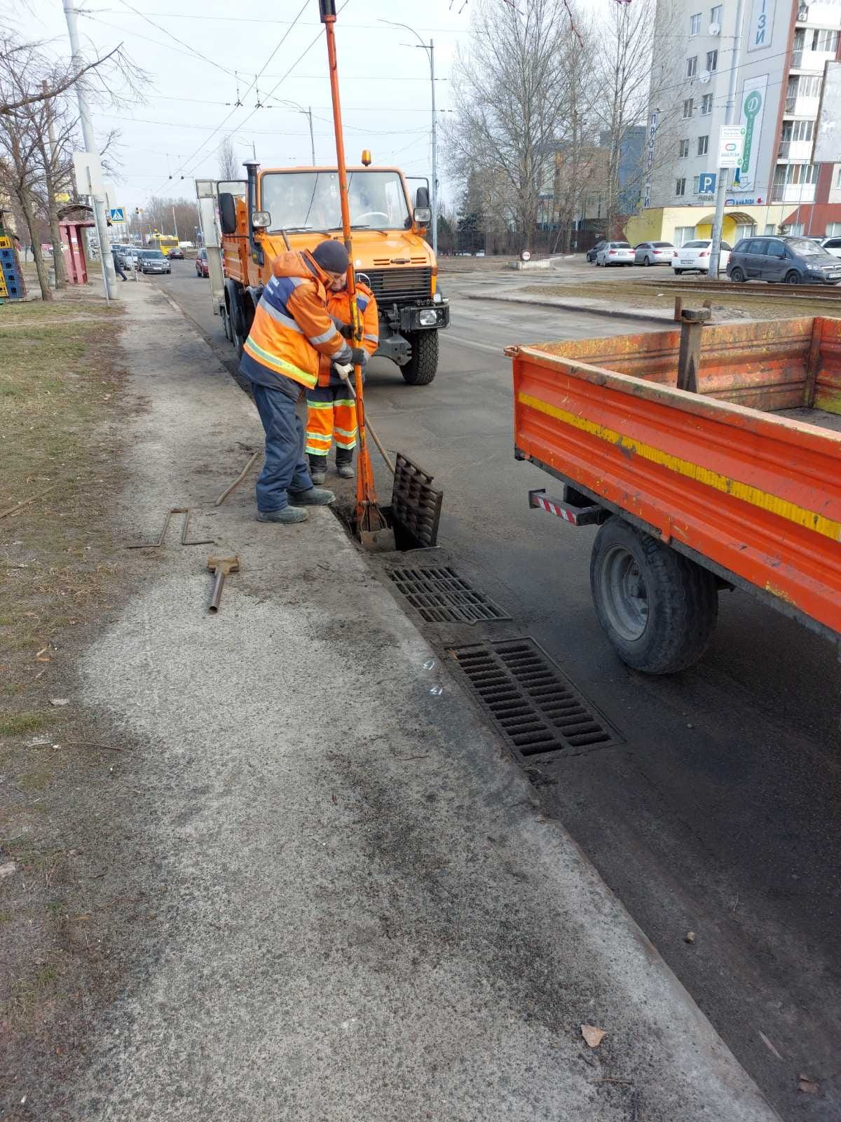 Комунальники розчищають зливостоки та додатково перевіряють місця можливих підтоплень