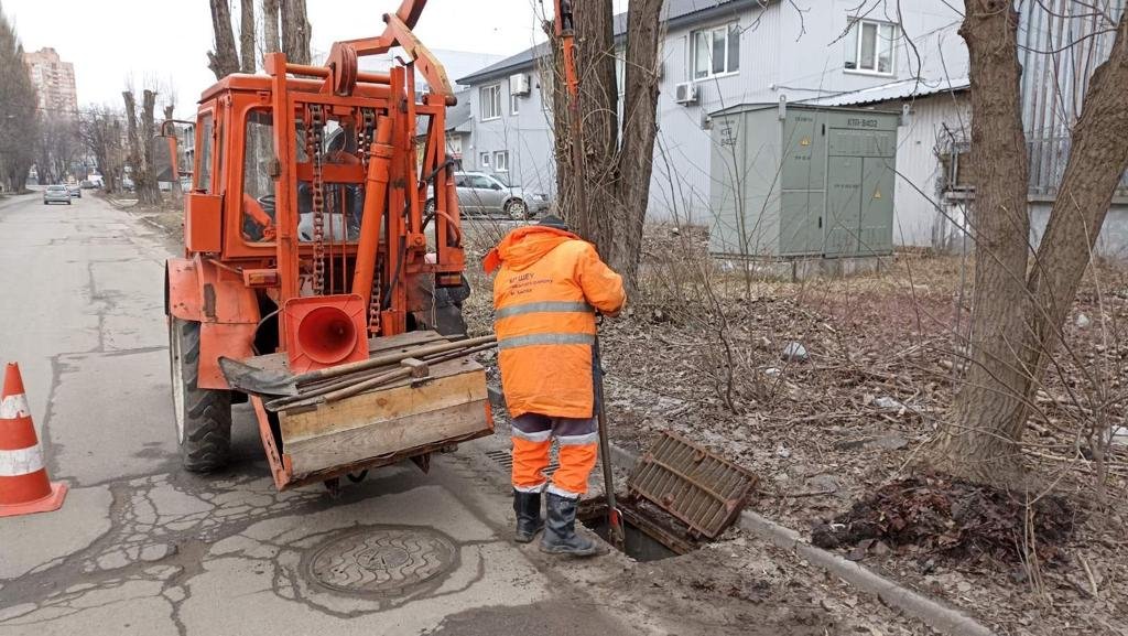 Комунальники розчищають зливостоки та додатково перевіряють місця можливих підтоплень