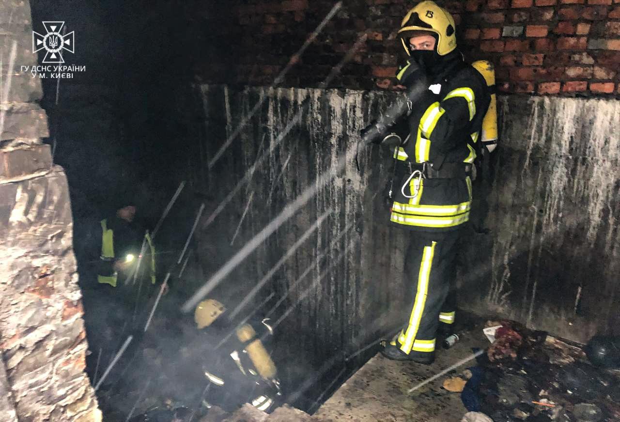 Рятувальники загасили пожежу у підсобці паркінгу