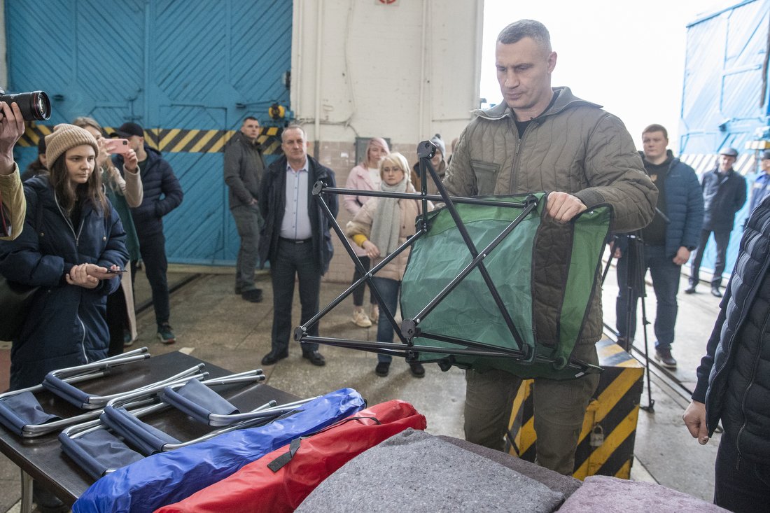 Київ отримав гуманітарну допомогу для метро та запустив арт-поїзд