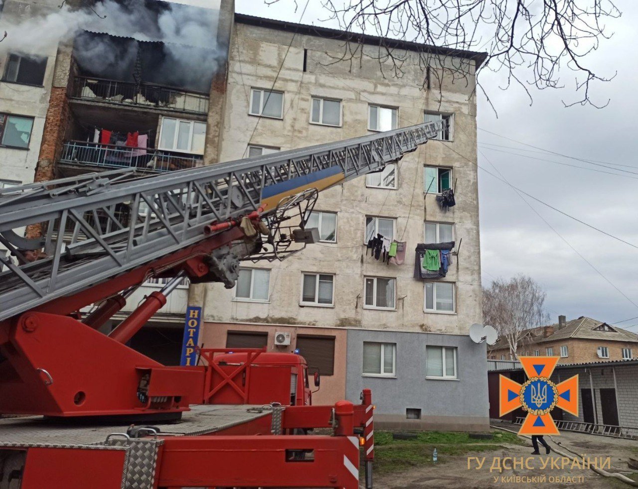 Рятувальники евакуювали з палаючої будівлі 18 осіб, з них 6 дітей