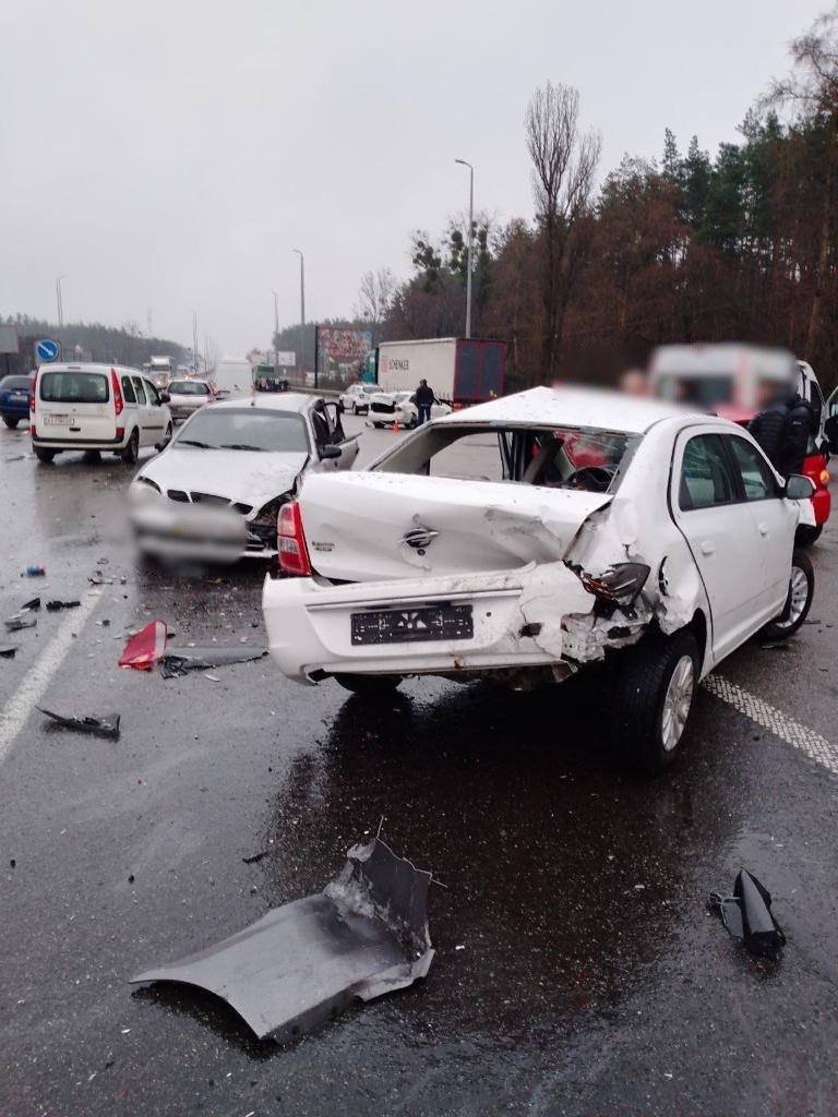 На трасі Київ-Житомир сталася масштабна аварія за участю 10 авто