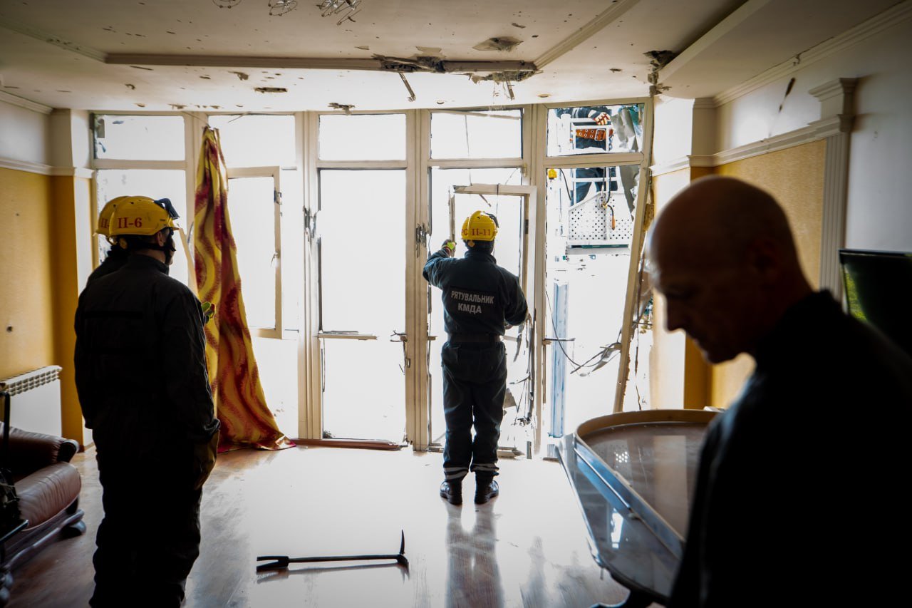 Рятувальники КАРС розбирають конструкції пошкодженої багатоповерхівки у столиці