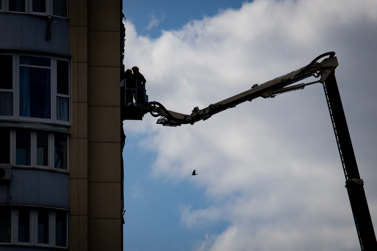 Рятувальники КАРС розбирають конструкції пошкодженої багатоповерхівки у столиці