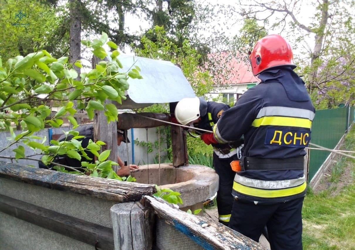 На Київщині чоловік через власну необачність впав у колодязь