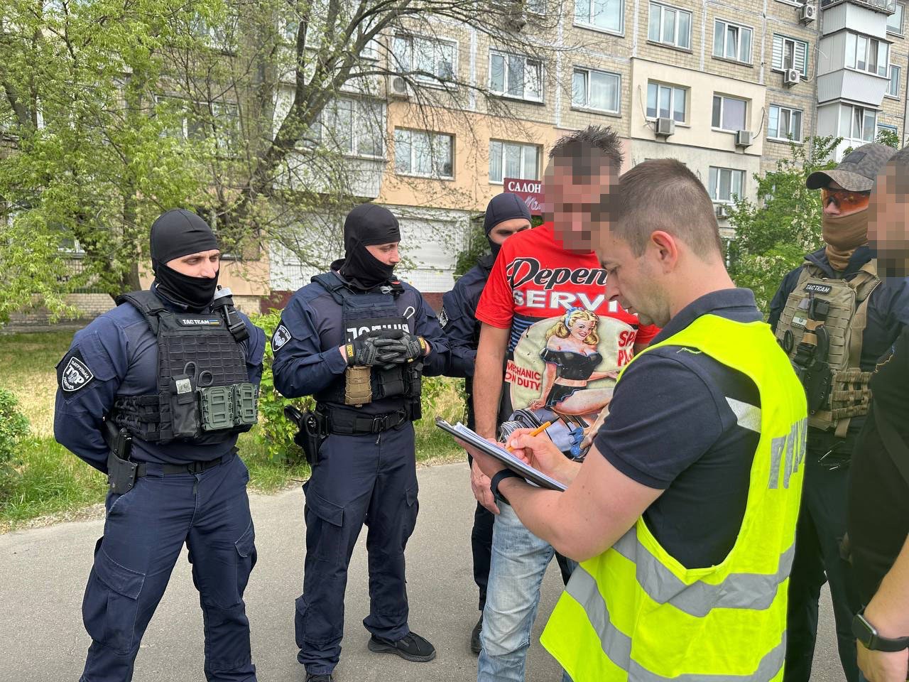 В Києві спіймали зловмисника, який розбещував дитину.