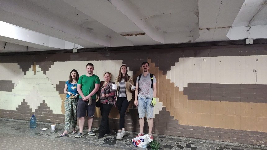 Кияни самостійно перефарбували стіни в переході метро “Теремки”